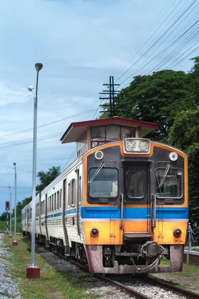 Train coloré thaïlandais arrivant à la gare — Photo