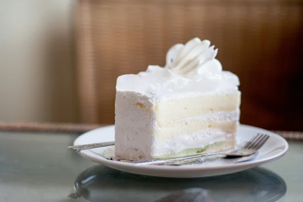 Pastel blanco en la tienda — Foto de Stock