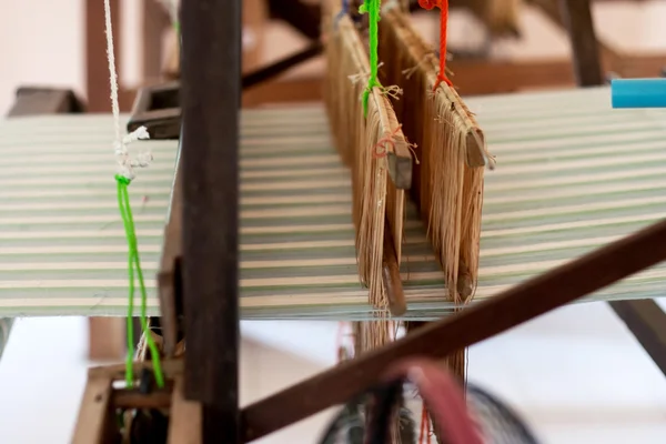 Шовк ткацького верстата руку в Таїланді — стокове фото