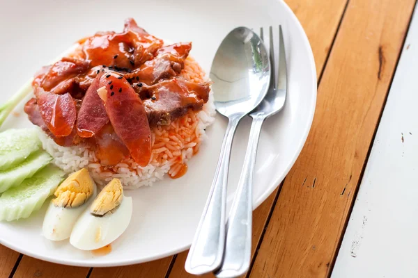 Portion Reis mit gebratenem Schweinefleisch — Stockfoto