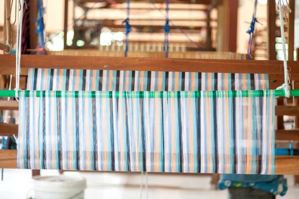 Tissage de soie sur un métier à tisser en Thaïlande — Photo