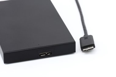 USB kablo izole ve liman harici harddisk beyaz zemin üzerine