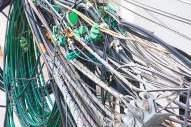 Elektrik Kulesi üzerinde kablo konektörü