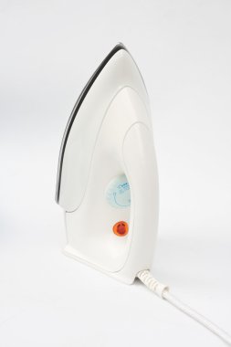 beyaz zemin üzerinde elektrik demir