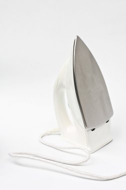 beyaz zemin üzerinde elektrik demir