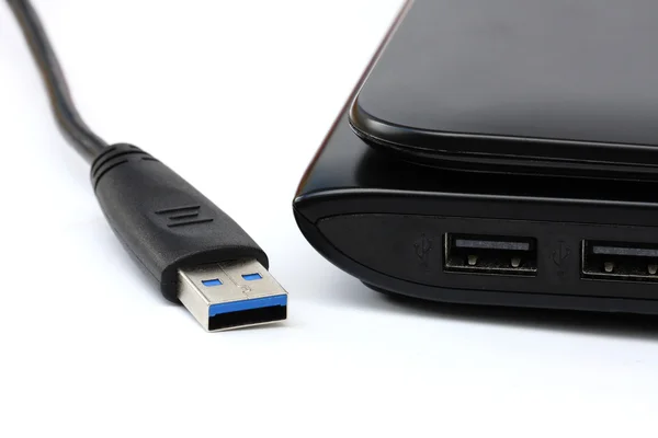 USB-Kabel isoliert und Port USB-Notebook auf weißem Hintergrund — Stockfoto