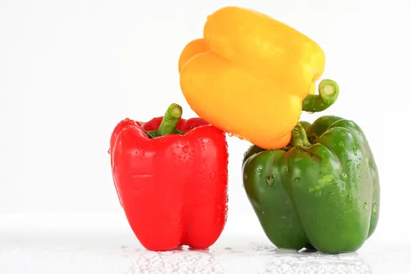 Drie verse zoete peper geïsoleerd en witte blackgroung — Stockfoto