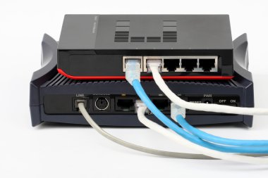 ethernet anahtarı izole ve router modem lan beyaz zemin üzerine bağlayın.