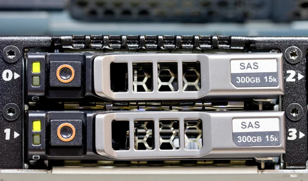 satır bir sabit disk veri merkezi bir rafa monte