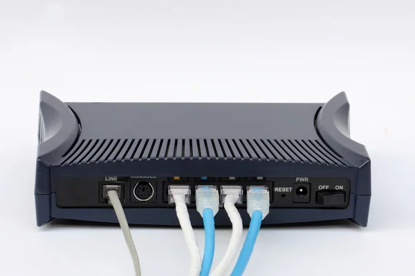 Ethernet-switch en router verbinding van lan op de witte achtergrond — Stockfoto