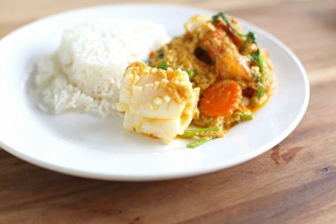 toz köri pirinç ile kalamar