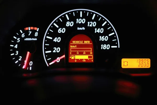 Hastighetsmätare och andra mätare i bilen — Stockfoto