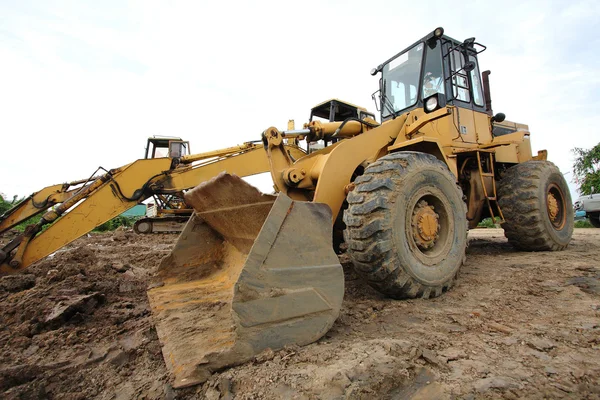 Carregador Escavadeira com retroescavadeira descarregando areia em trabalhos eathmoving — Fotografia de Stock