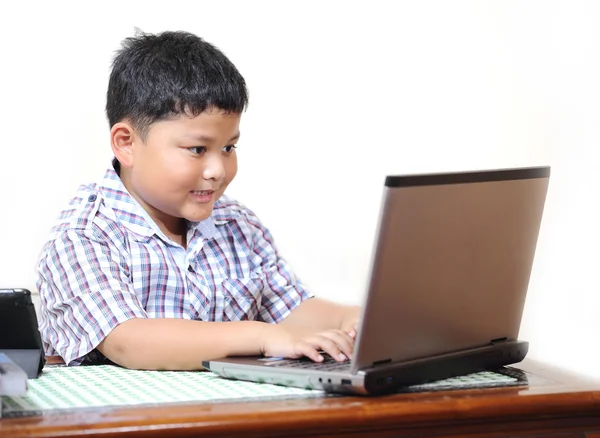 Asiatique garçon jouait avec mon ordinateur portable . — Photo