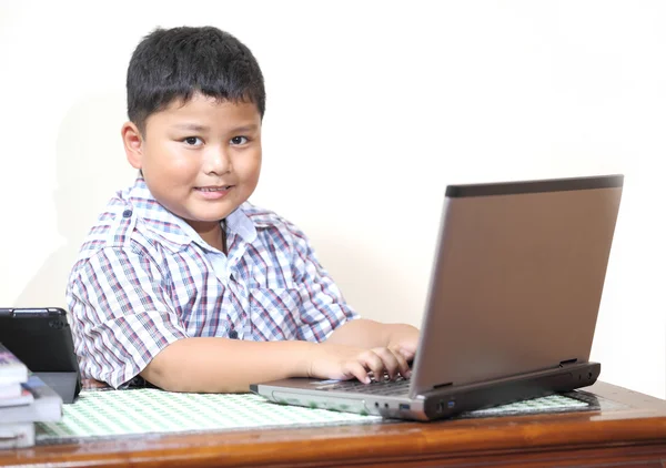 Asyalı çocuk ile defter oynuyordum.