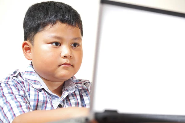 Asiatiska pojke lekte med min bärbara dator. — Stockfoto