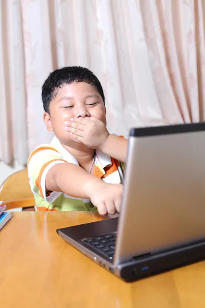 Asijské boy hrál s mým notebookem. — Stock fotografie