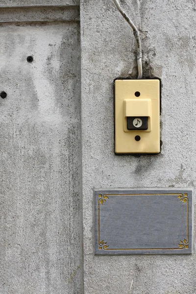 Glocke an der gegenüberliegenden Wand — Stockfoto