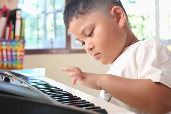 Kleiner Junge macht Klavierspielen Spaß — Stockfoto