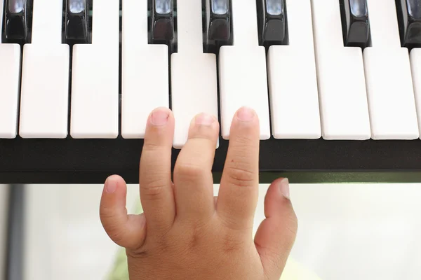 Mão do rapaz. Tocando piano — Fotografia de Stock