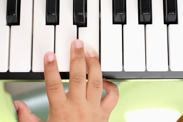 Ręka chłopca. gry na fortepianie — Zdjęcie stockowe
