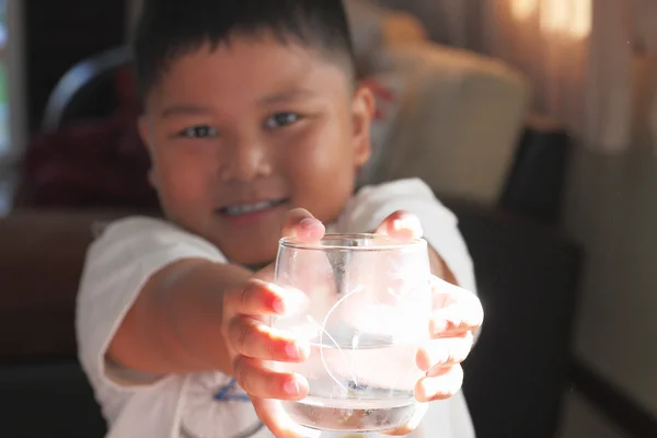 水のガラスの少年 — ストック写真