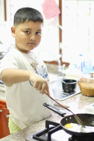 小さな男の子が調理します。 — ストック写真