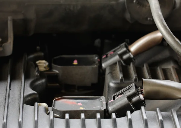 Motor a gasolina carro moderno manutenção, catraca e vela de ignição — Fotografia de Stock