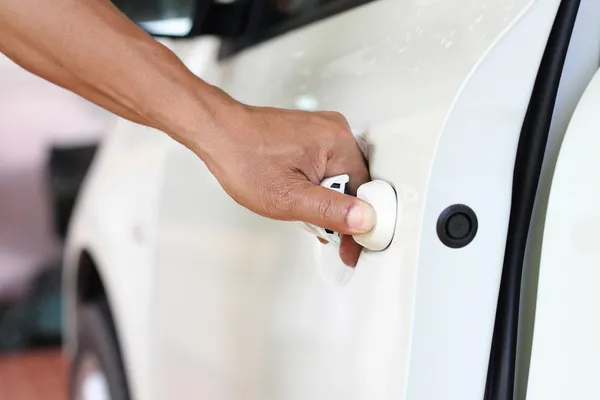 arabanın kapısını açmak