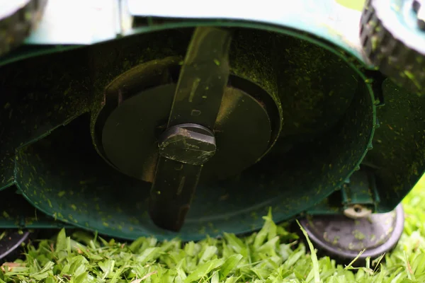 Messermäher läuft im Gras — Stockfoto