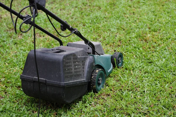 Maaier uitgevoerd in het gras — Stockfoto