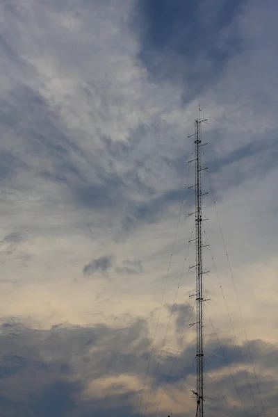 Torre dell'antenna del telefono della stazione telefonica di base sul cielo — Foto Stock