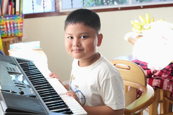 Bambino che suona il pianoforte divertimento — Foto Stock