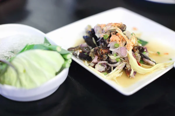 Салат из маринованных крабов в ресторане — стоковое фото