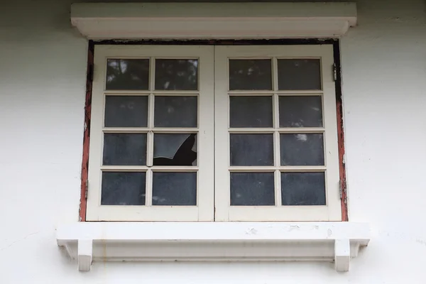 Oude windows in een verlaten huis — Stockfoto