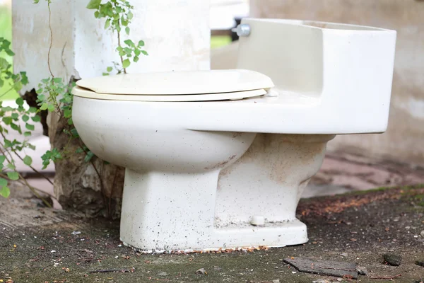 eski tuvalet terk edilmiş evde kaldı