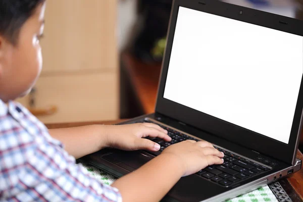 Der Junge spielte mit meinem Notizbuch. — Stockfoto