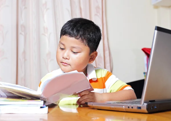 Asiatischer Junge macht Hausaufgaben sorgfältig. — Stockfoto