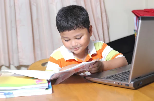 Asiático chico trabajo tarea cuidadosamente . — Foto de Stock