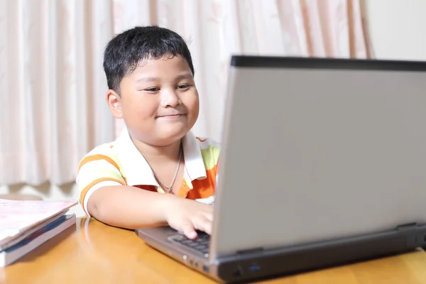 Asiático menino estava brincando com meu caderno — Fotografia de Stock