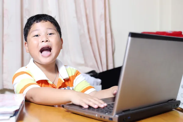 Azjatycki chłopiec bawił się moim notebooku — Zdjęcie stockowe