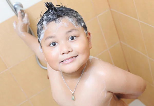 Ásia menino tomando um banho — Fotografia de Stock