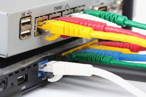 UTP lan połączenie portu ethernet z tyłu routera. — Zdjęcie stockowe