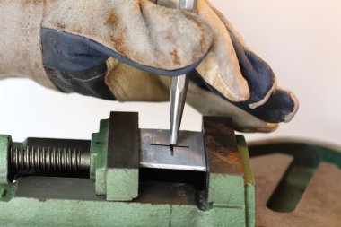 Matkap çelik işaretlemek için eller