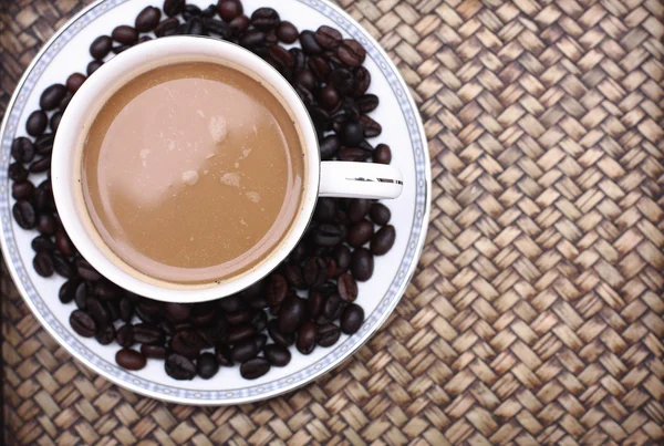 与咖啡的咖啡豆。竹背景 — 图库照片