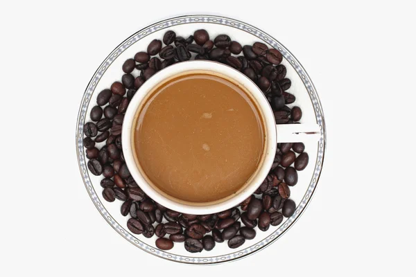 Chicchi di caffè con caffè. sfondo bianco — Foto Stock