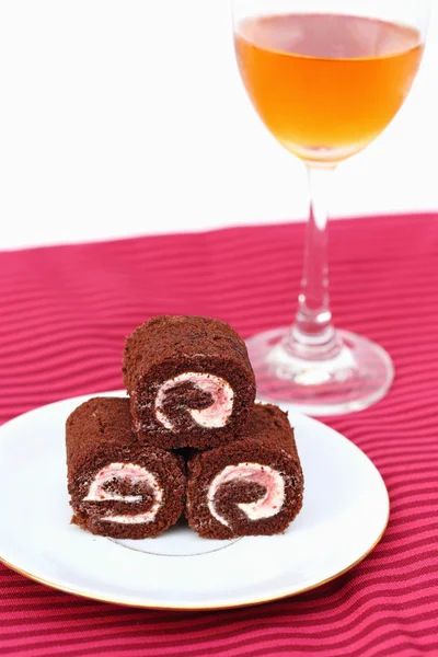 Geléia rolo de chocolate e vinho no fundo branco — Fotografia de Stock