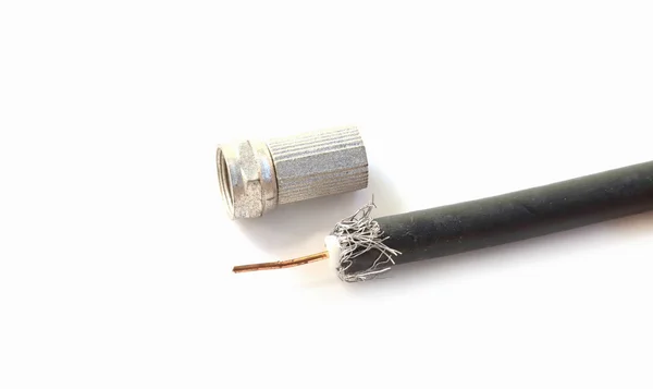 Câble coaxial simple avec connecteur isolé sur fond blanc — Photo