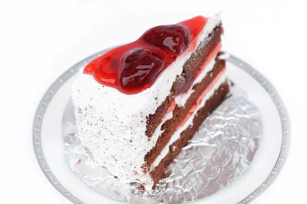 Tarta de fresa sobre fondo blanco . — Foto de Stock