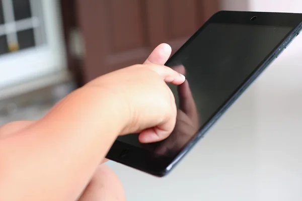 Tablet menino jogando diversão . — Fotografia de Stock